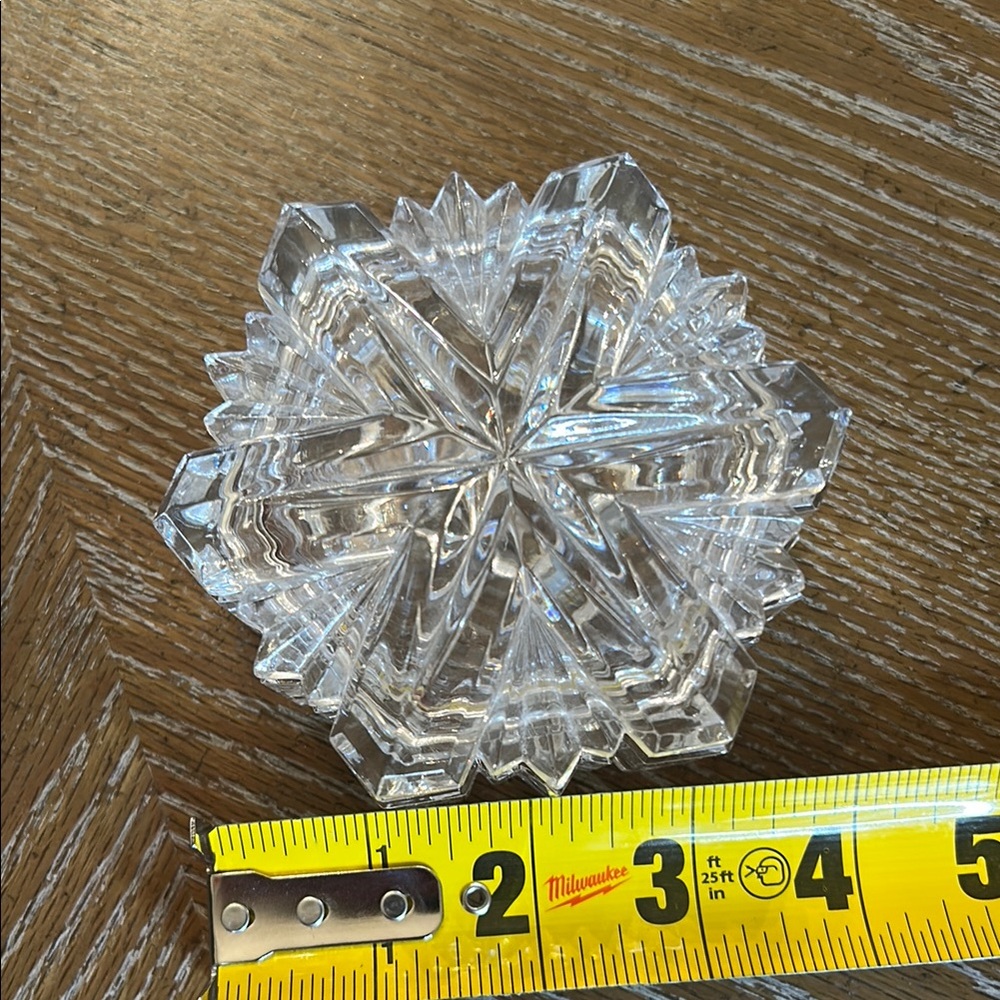MIKASA SNOWFLAKE CRYSTAL GLASS TRINKET BOX 
1.5 inches deep - 4 inches across